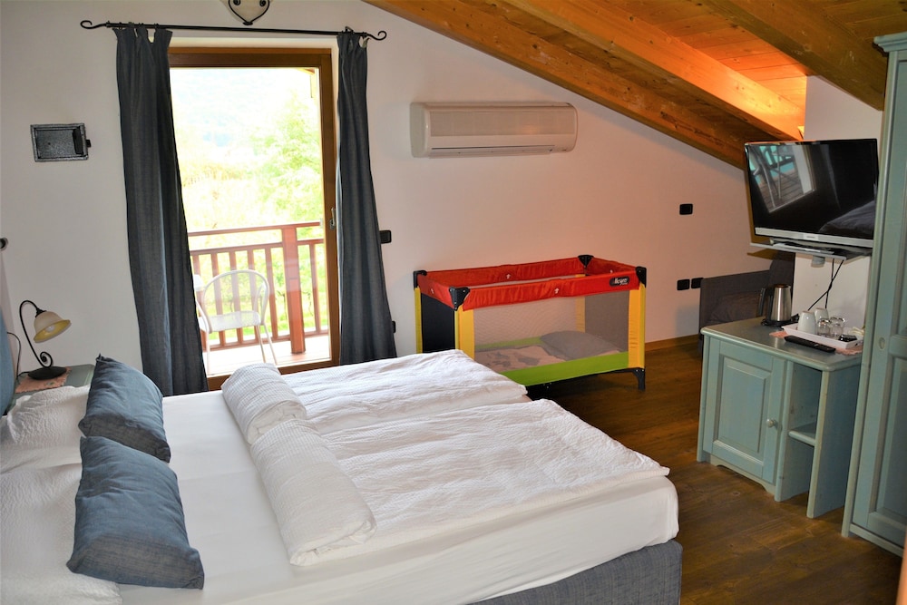 Double Room (with Extra Bed) photo 2