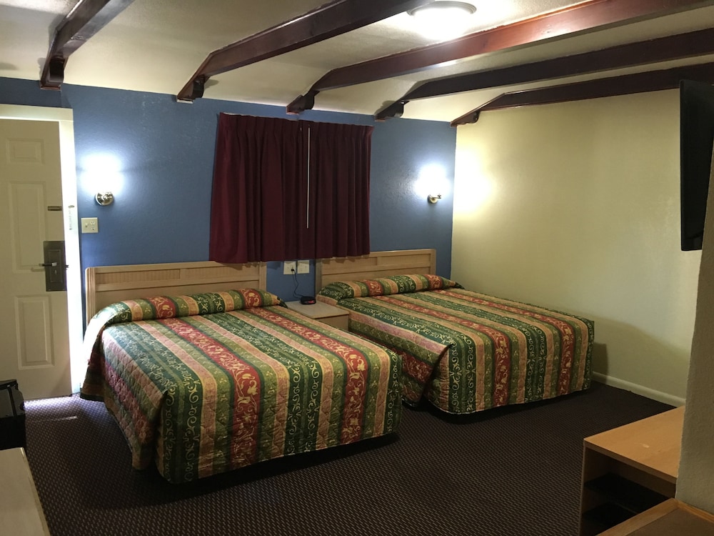 Room, 2 Queen Beds photo 3