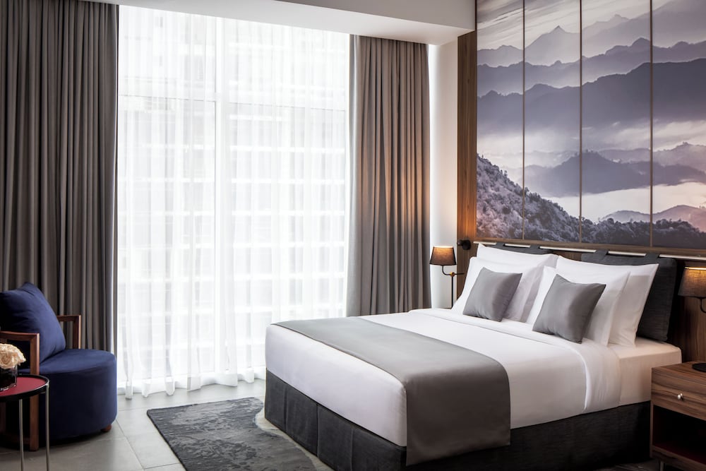 Sky Bay Corner Suite