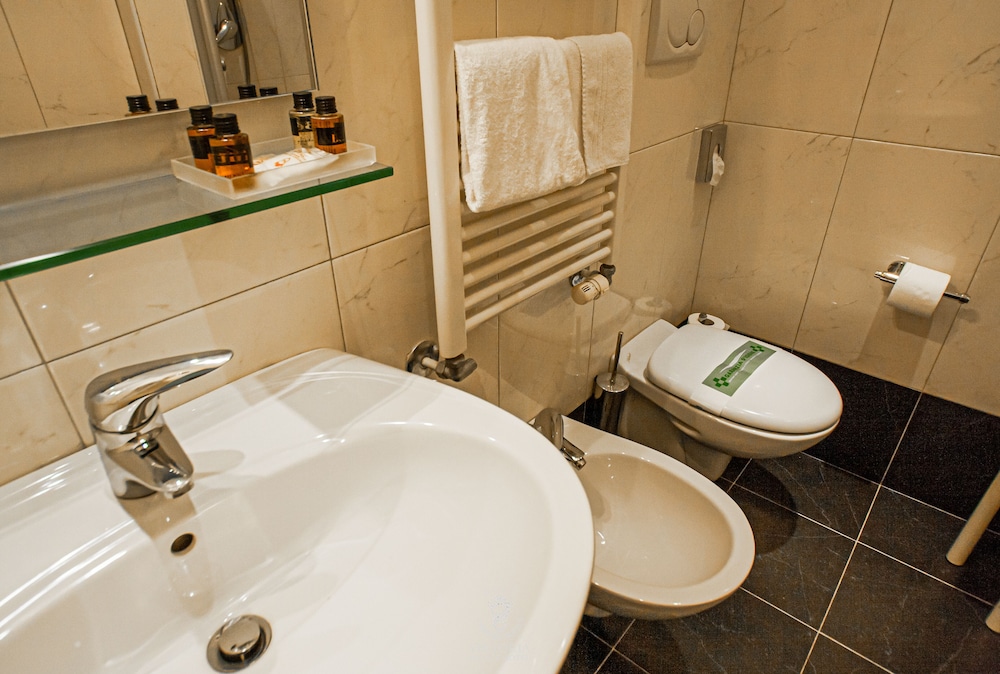 Classic Double or Twin Room, Garden View, Ground Floor thumbnail 6