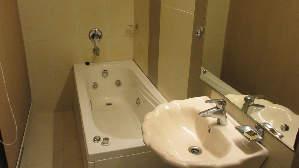 Grandeur Honeymoon Fantasy with Bathtub photo 3