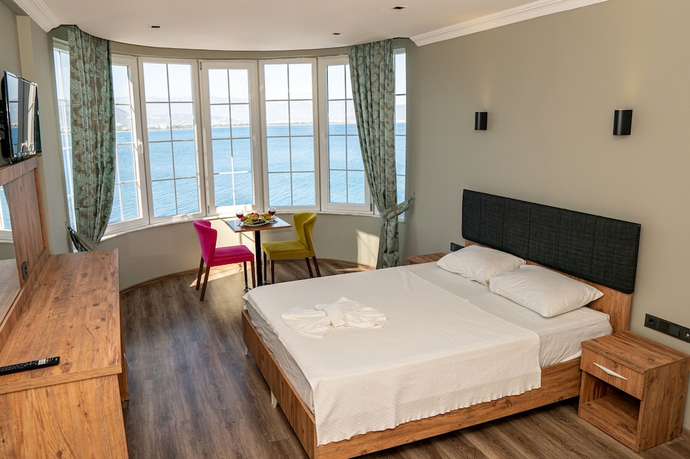 Deluxe Double Room Single Use, 1 Double Bed, Sea View, Sea Facing photo 1