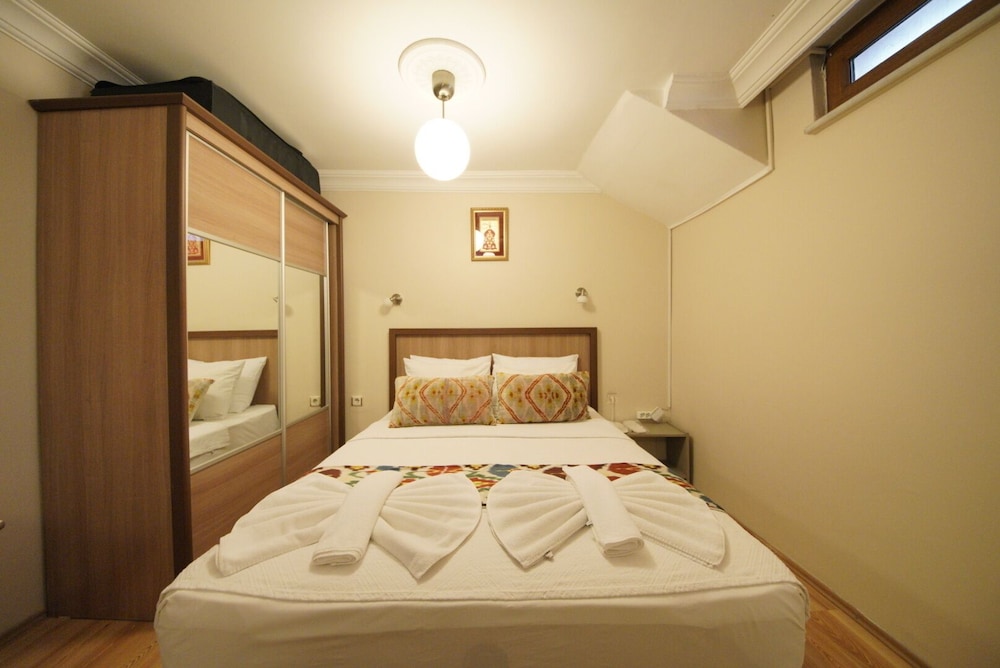 Economy Studio, 1 Double Bed with Sofa bed photo 3