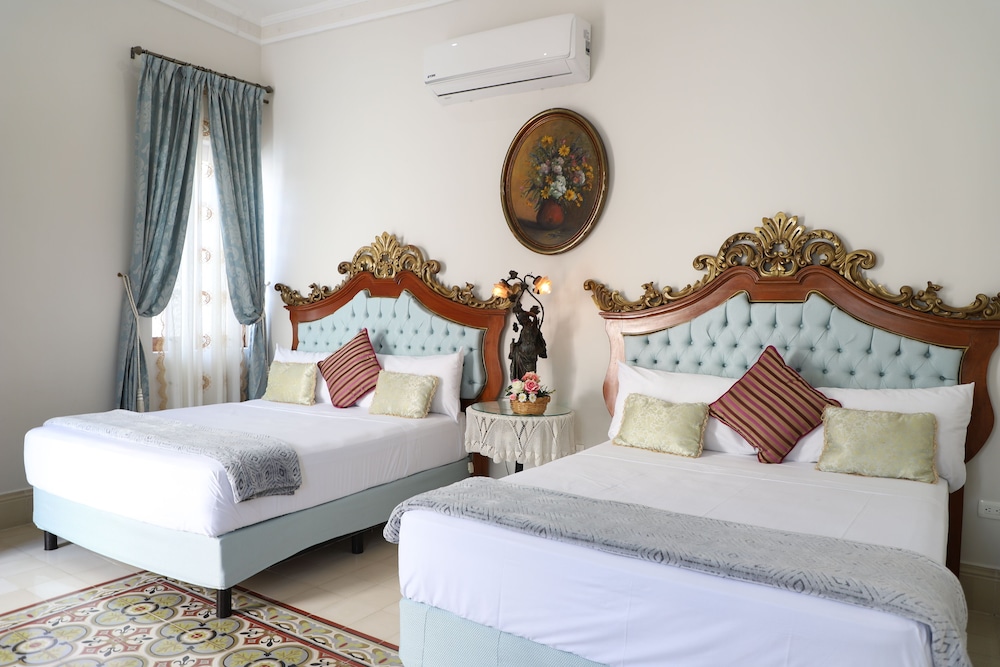 Deluxe Quadruple Room, 2 Queen Beds photo 2