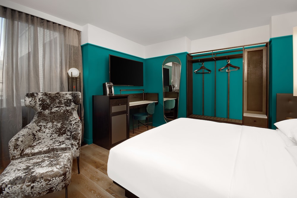 Premium Quadruple Room, 2 Queen Beds, City View