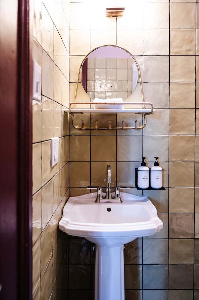 Queen Room (24/7 Front Desk) - Photo 4
