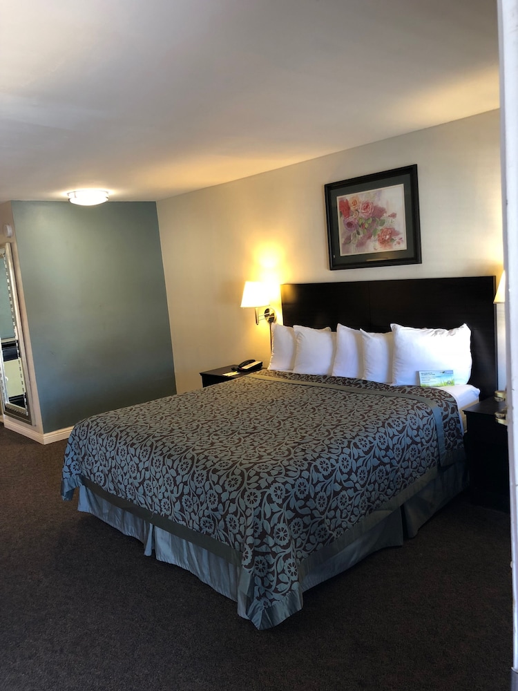 Standard Room, 1 King Bed - Photo 3