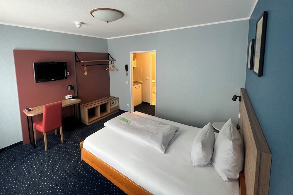 Standard Room, 1 Queen Bed - Photo 3