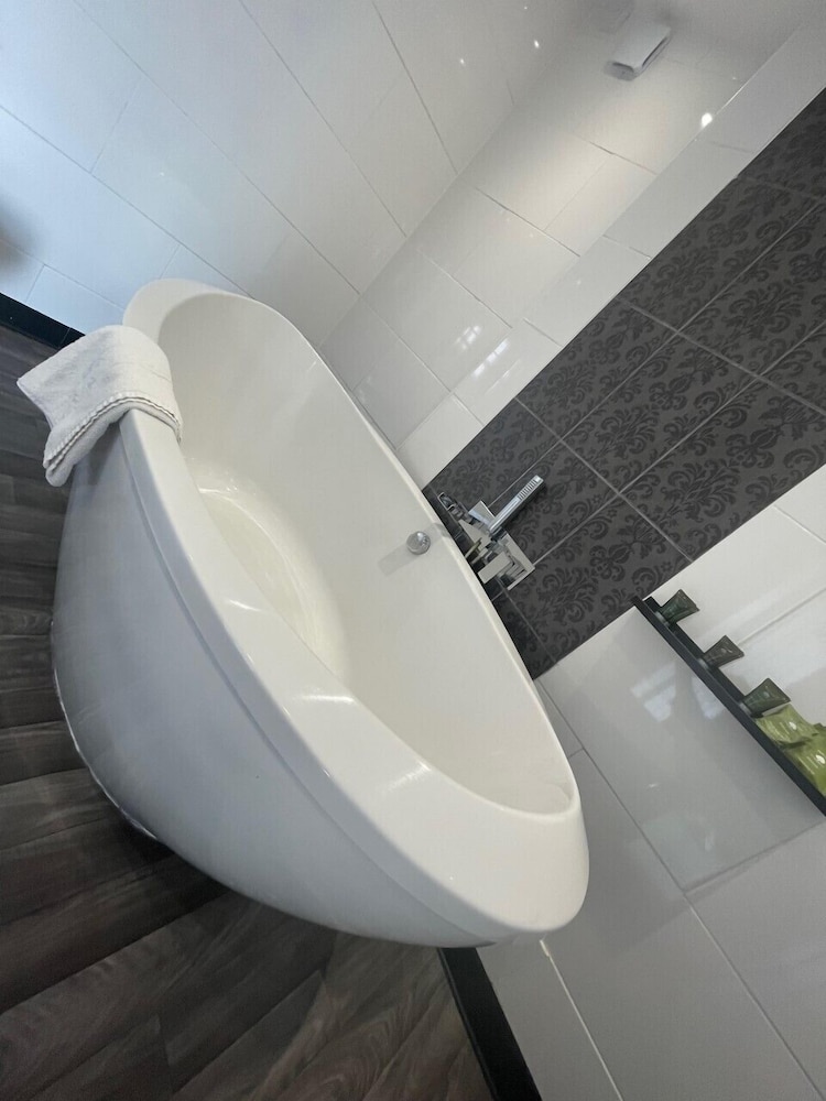 Suite, Ensuite (Master) - Photo 8