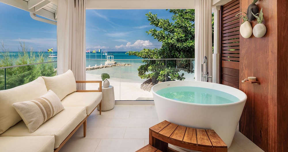 Suite, Beachfront (Butler Villa Tranquility Soaking Tub) photo 3