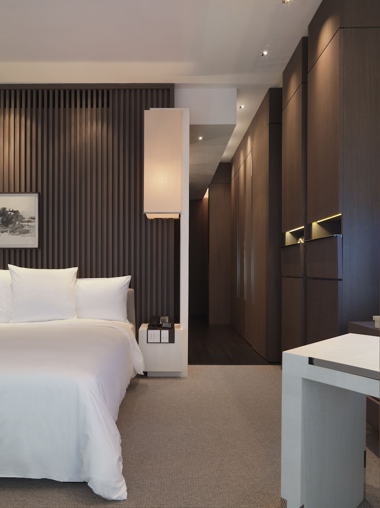 1 King Bed with Pearl Tower River View photo 3