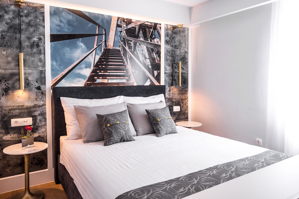 Classic Double Room, 1 Queen Bed, Partial Sea View photo 2