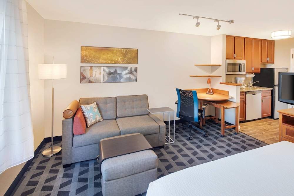 Studio, 1 Queen Bed with Sofa bed photo 2