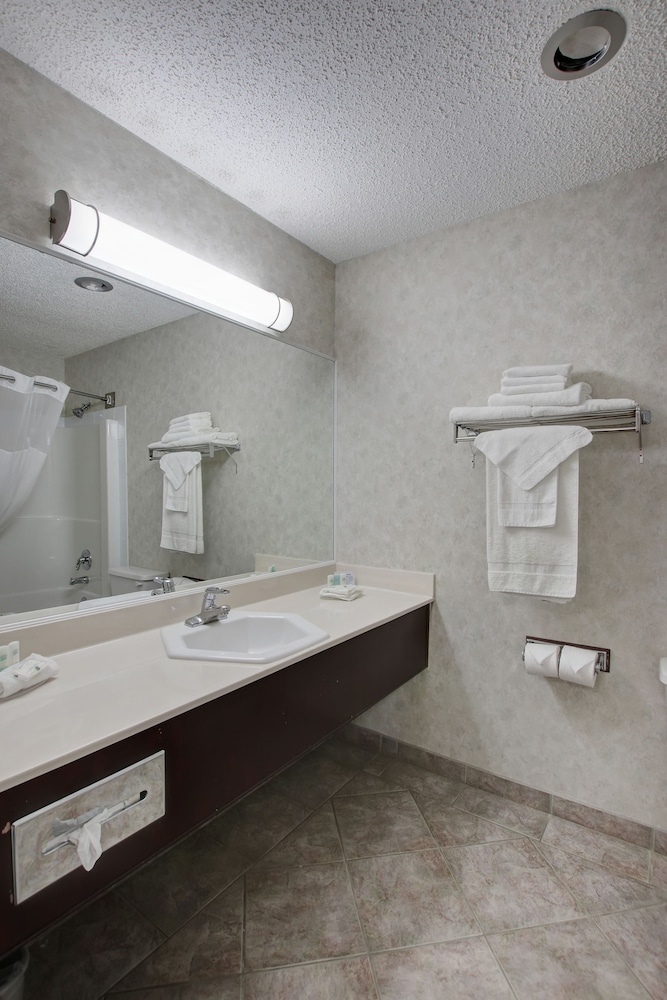 Basic Room, 1 Queen Bed, Non Smoking - Photo 2