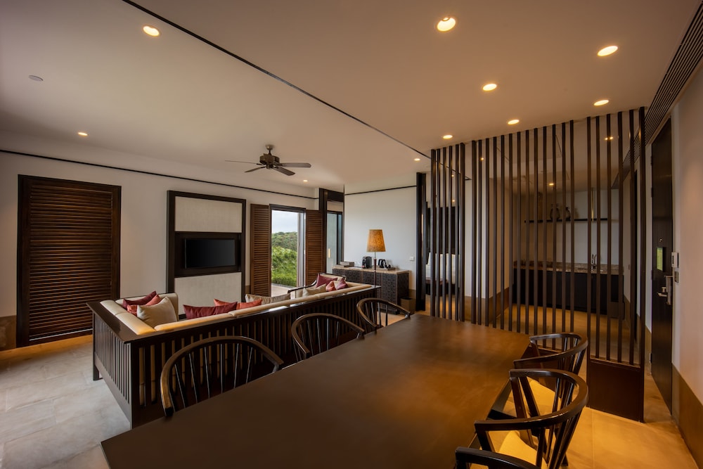 Premium Suite, 1 King Bed, River View (Plunge Pool) photo 2