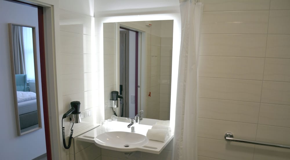 Comfort Double Room, 1 Queen Bed, Accessible, Private Bathroom, photo 6