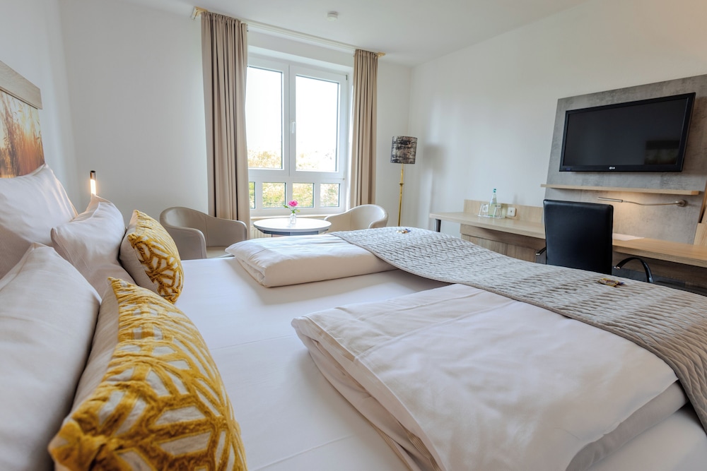 Standard Double Room, 1 King Bed, Non Smoking, River View photo 2
