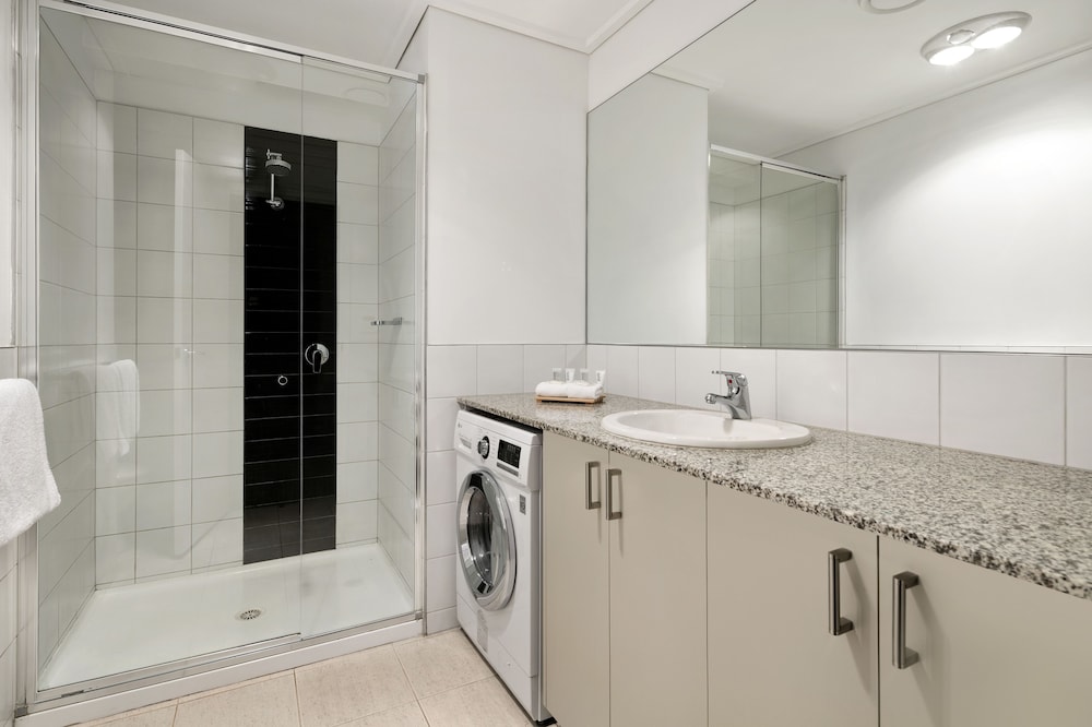 Two Bedroom Deluxe Apartment - Photo 7
