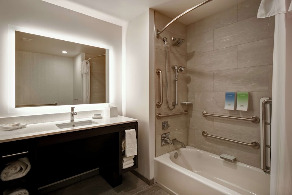 Studio, 1 King Bed, Accessible, Bathtub photo 3
