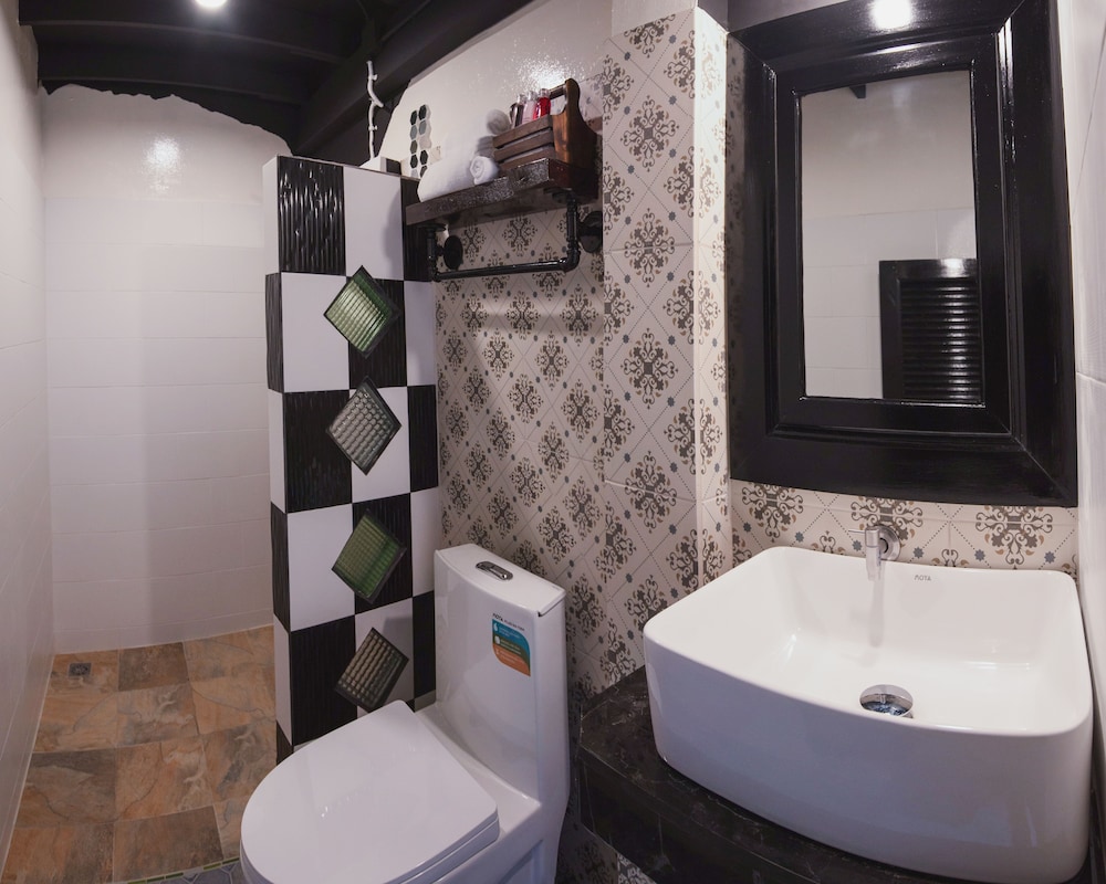 Deluxe Double Room with Air-Conditioner and Private Bathroom photo 2