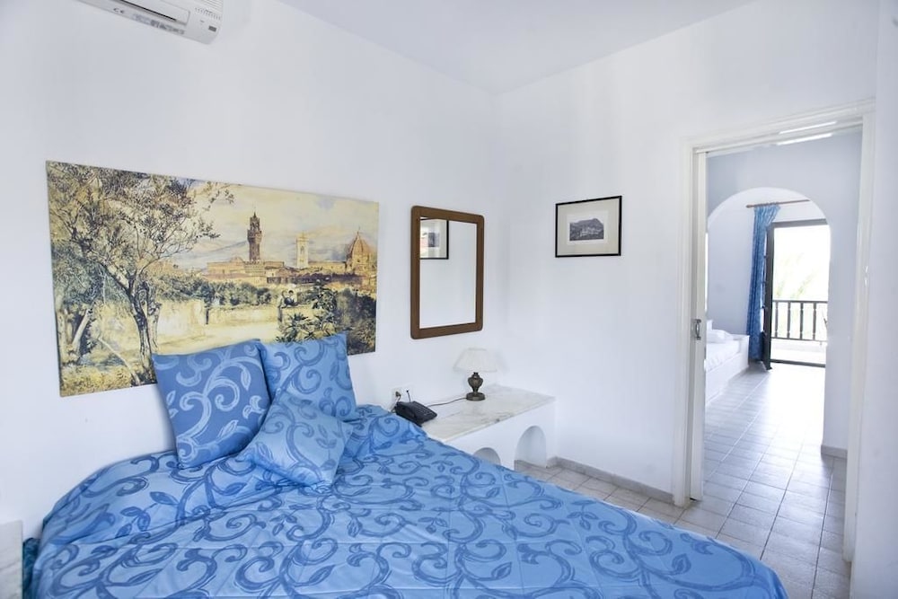 Family Room, 2 Bedrooms, Balcony, Garden View photo 1
