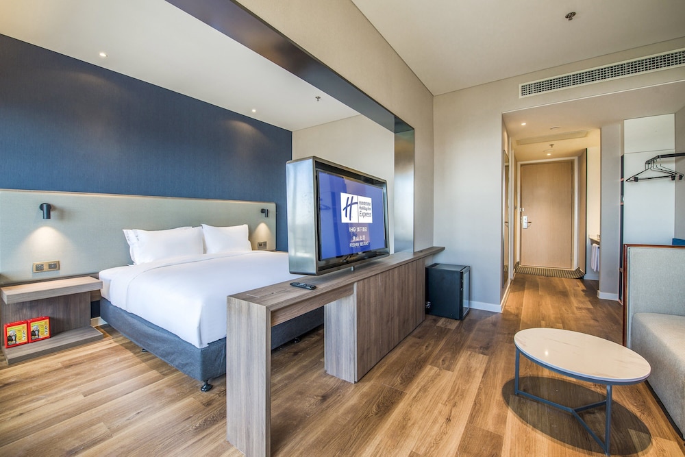 Standard Room, 1 King Bed (Extra Floor Space, Beijiao View) photo 2