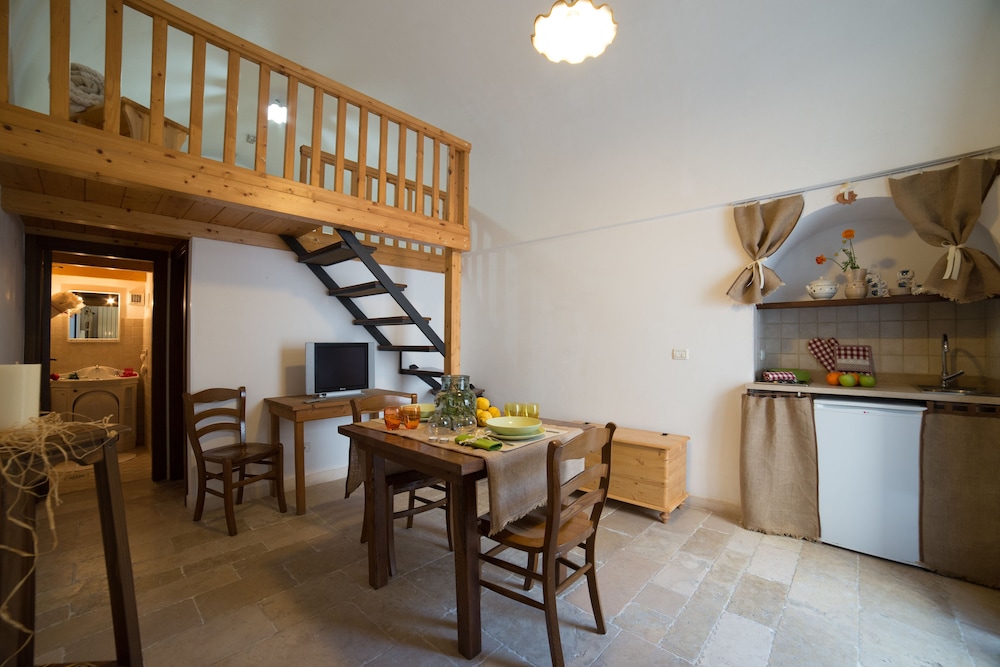 Traditional Duplex, 2 Bedrooms photo 1