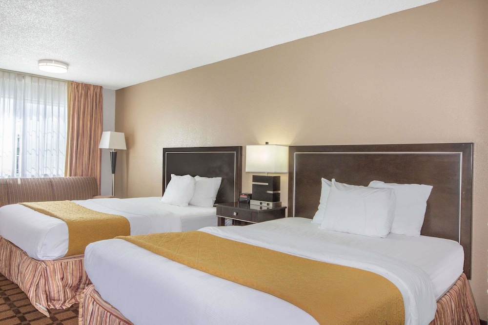 Suite, 2 Queen Beds, Non Smoking photo 3
