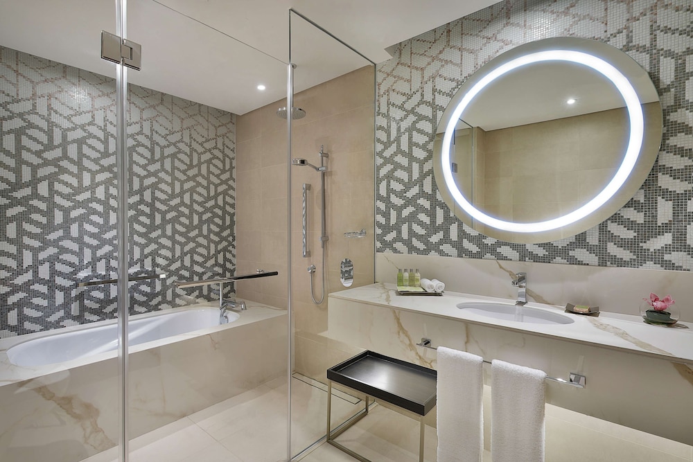 Suite, 2 Bedrooms (Skyline with Panoramic View) - Photo 9