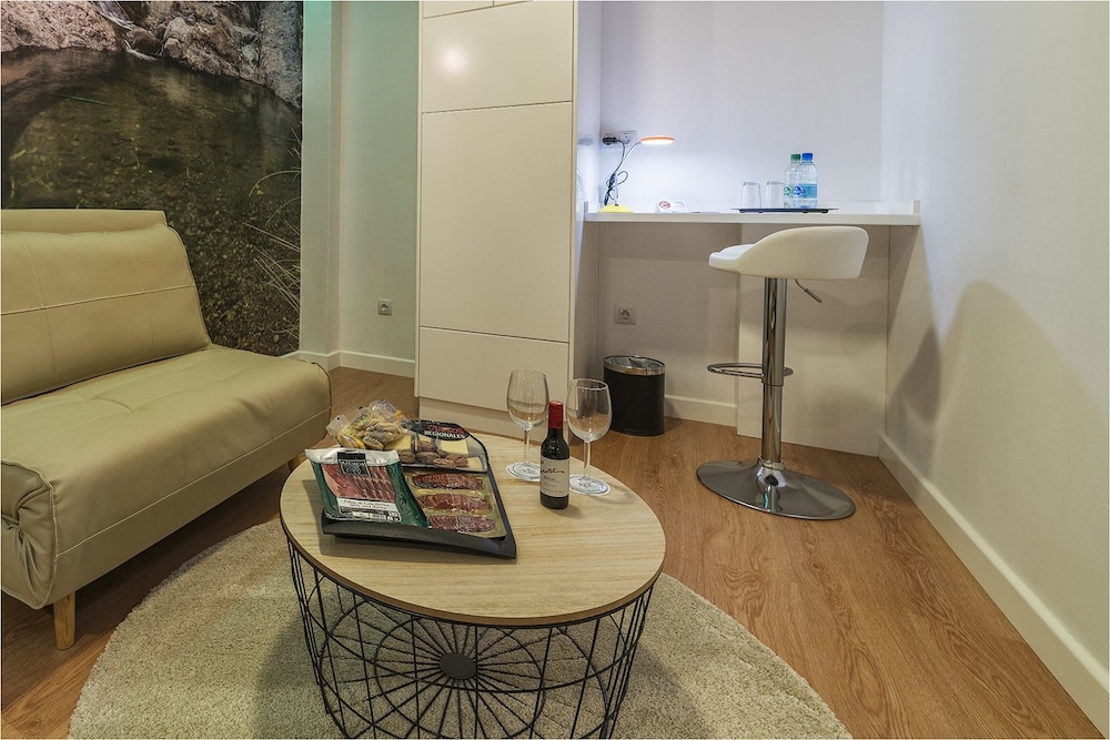 Studio Suite, 1 Queen Bed with Sofa bed thumbnail 6