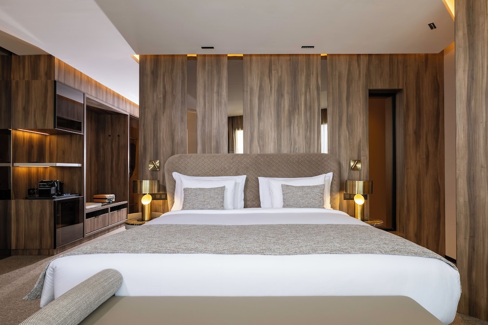 Premium Room (King, Avenue View)