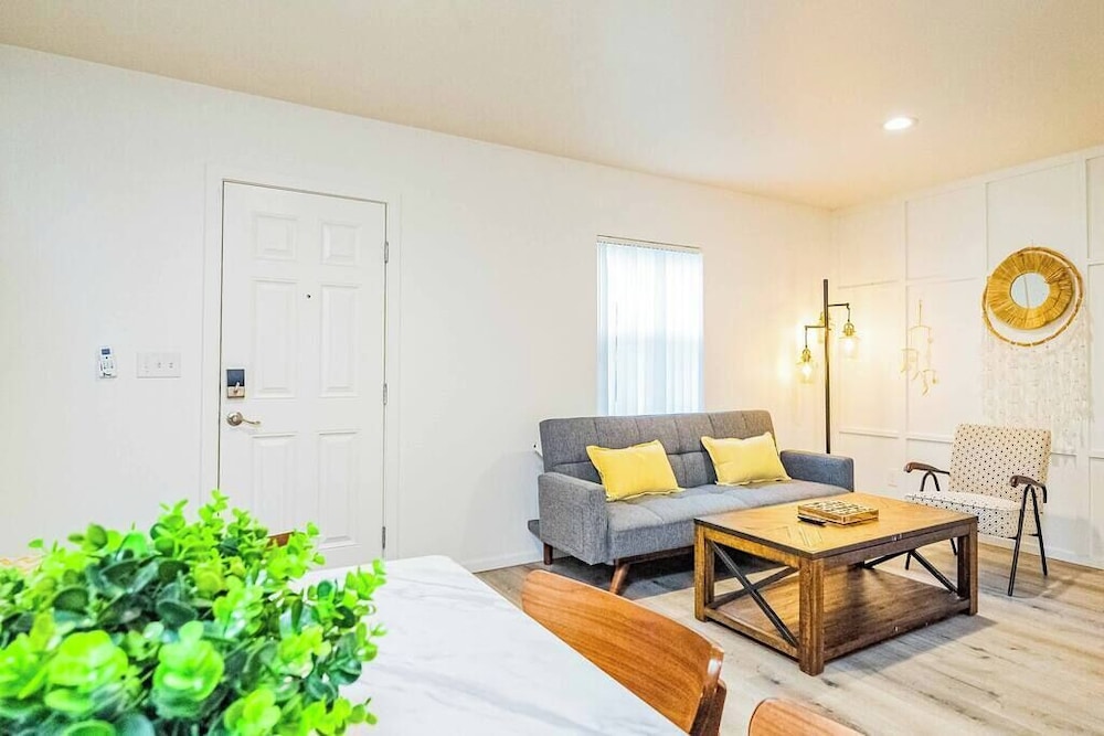 House, 2 Queen Beds, Patio, Garden View (1201 Glendora)
