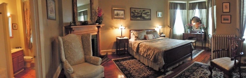 Classic Room, 1 Queen Bed, Fireplace (Wilson Room)