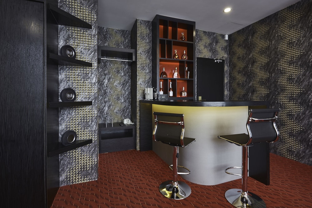 Business Suite - Photo 5