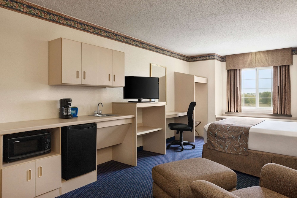 Deluxe Studio Suite, 1 Queen Bed, Non Smoking
