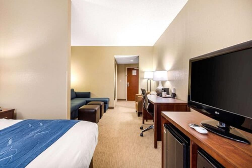 Suite, 1 King Bed with Sofa bed, Accessible, Non Smoking photo 2