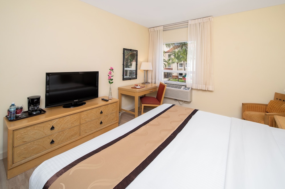 Standard Room, 1 King Bed, Non Smoking - Photo 9