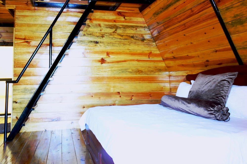 Deluxe Studio Suite, 2 Bedrooms, Ensuite, Lakeside photo 3