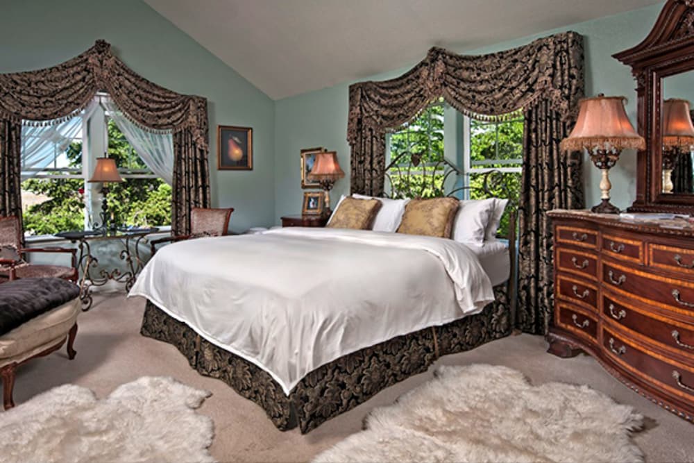 Suite Surrender Room photo 1