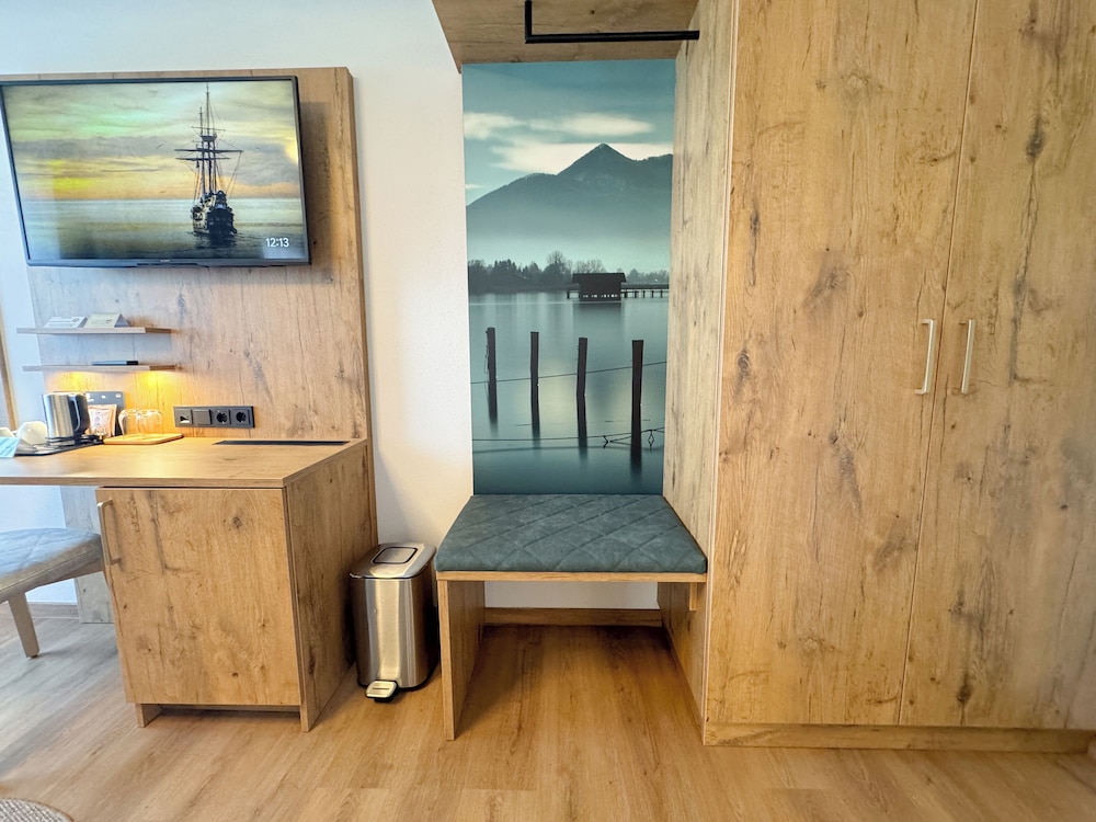 Panoramic Double Room, 1 Queen Bed, Balcony, Lakeside photo 2