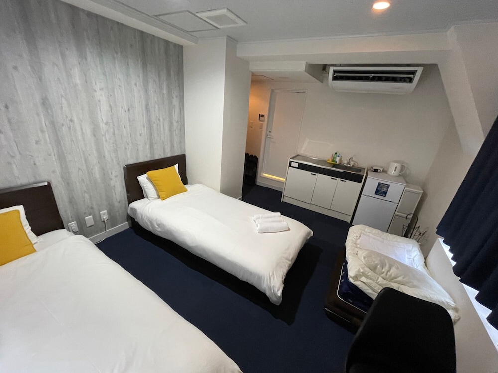 Triple Room, Non Smoking (2 Twin Beds and 1 Twin Sofa Bed) photo 2