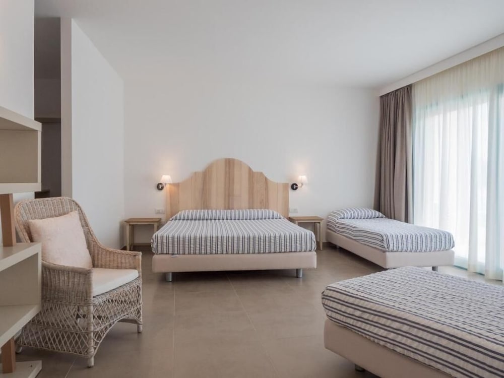 Deluxe Room with pool view photo 3