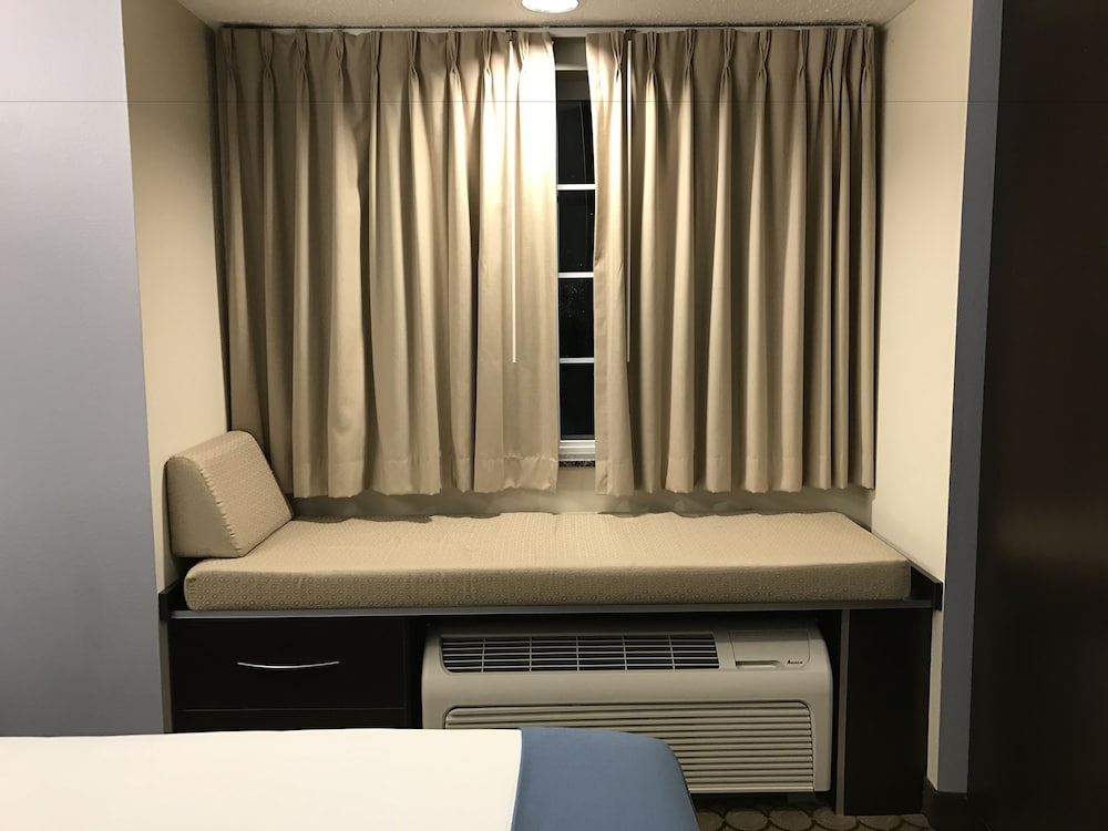 Deluxe Studio Suite, 1 Queen Bed, Non Smoking - Photo 2