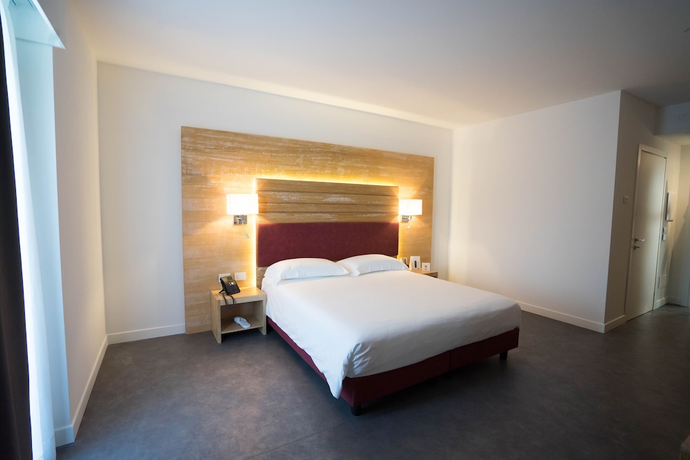 Deluxe Double or Twin Room - Photo 3