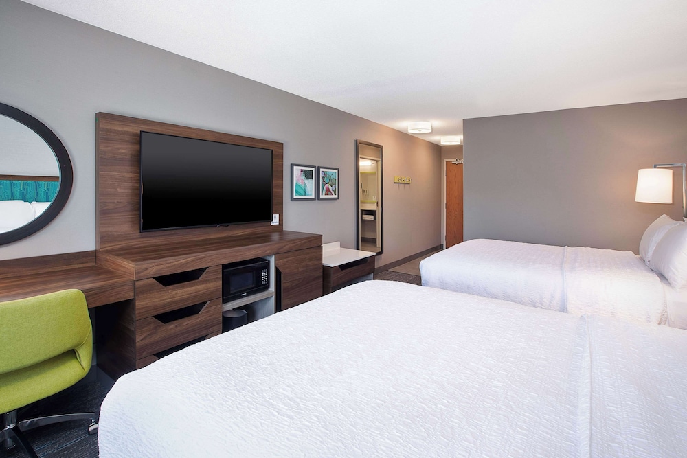 Room, 2 Queen Beds, Refrigerator & Microwave - Photo 2