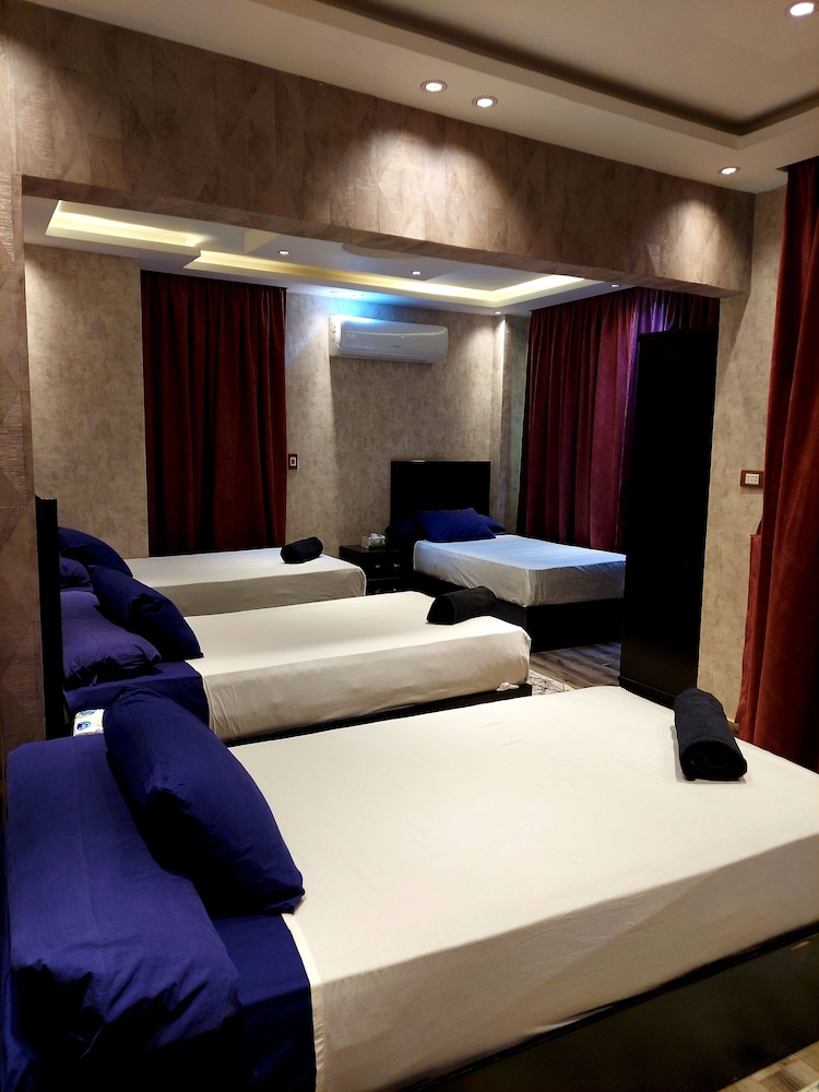 Deluxe 4 Bed Private Room Shared Bathroom ( Balcony ) photo 3