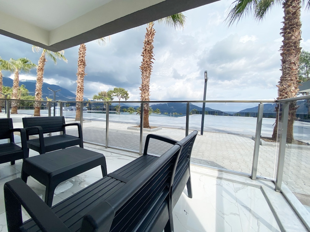 Standard Suite, 1 Bedroom, Balcony, Mountain View photo 3