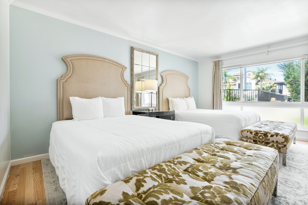 Room, 2 Queen Beds, Kitchen - Photo 1