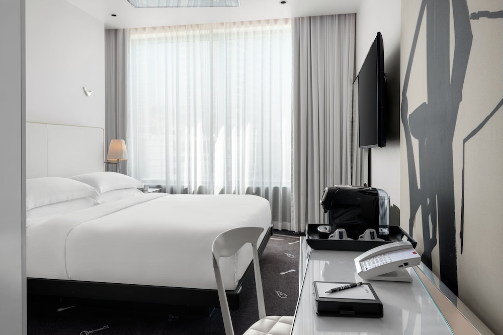 Room, 1 King Bed, City View (Mobility/Hearing Access, Roll-In Shwr)