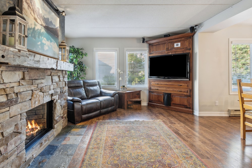 Family Condo, 3 Bedrooms (116 Mountain Walk - No Pets Allowed)